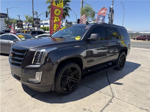 Used 2018 Cadillac Escalade Premium Luxury AWD/4WD image 10