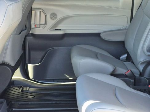 Used 2022 Toyota Sienna XLE image 20