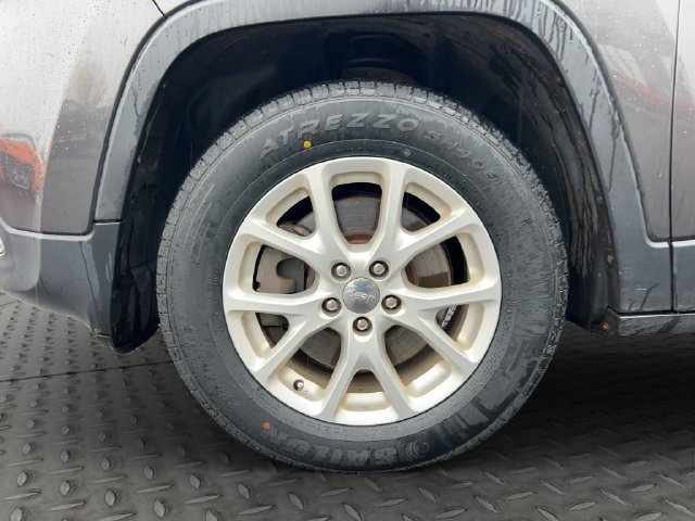 Used 2015 Jeep Cherokee Latitude w/ Cold Weather Group AWD/4WD image 27