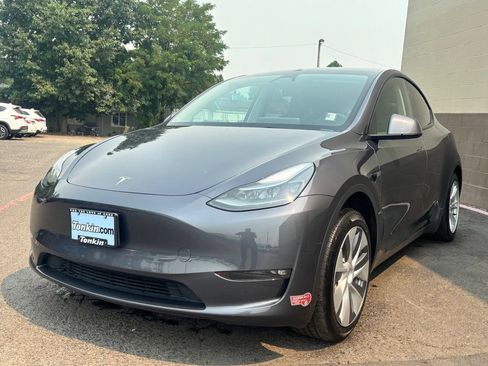 Used 2023 Tesla Model Y 2WD image 13
