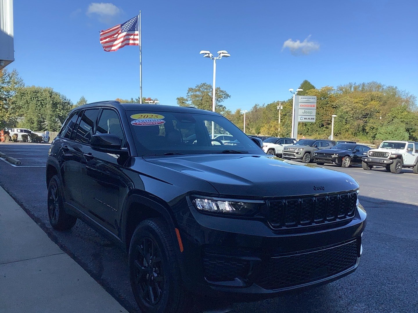 Certified 2025 Jeep Grand Cherokee Altitude AWD/4WD image 3