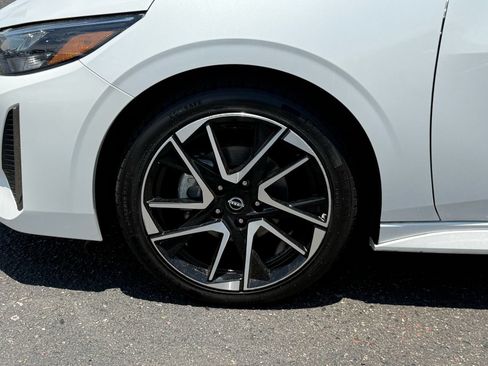 Used 2025 Nissan Sentra SR FWD image 11