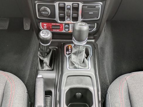 Used 2025 Jeep Wrangler Unlimited Rubicon image 10