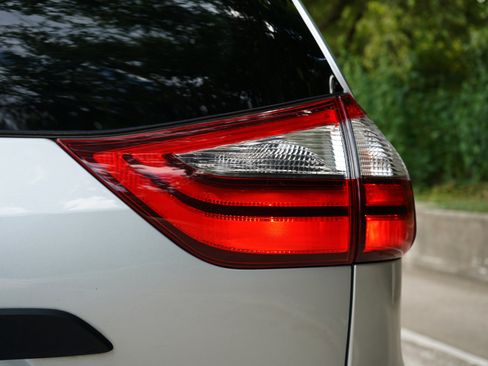 Used 2020 Toyota Sienna L image 13