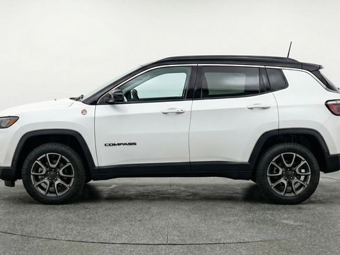 Used 2025 Jeep Compass Trailhawk AWD/4WD image 5