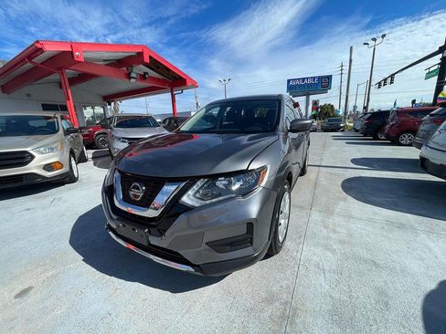 Used 2018 Nissan Rogue S image 2