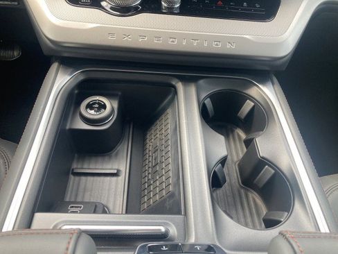 New 2025 Ford Expedition Active image 15