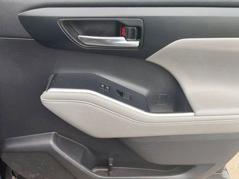 Used 2020 Toyota Highlander XLE AWD/4WD image 44