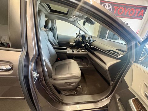 Used 2021 Toyota Sienna XLE FWD image 13