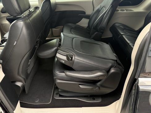 Used 2024 Chrysler Pacifica Limited FWD image 33