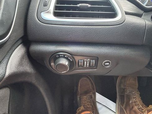 Used 2015 Chrysler 200 Limited w/ Convenience Group FWD image 27