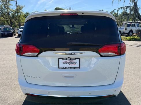 Used 2017 Chrysler Pacifica Touring-L Plus FWD image 6