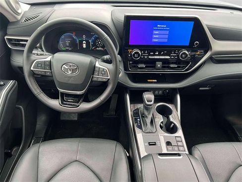 Certified 2025 Toyota Highlander Limited image 17