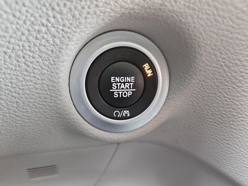 Used 2024 Chrysler Pacifica Select image 27