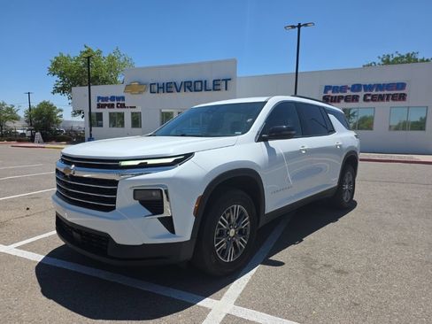 Used 2025 Chevrolet Traverse LT FWD image 1