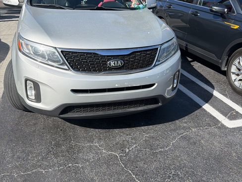 Used 2015 Kia Sorento LX image 2