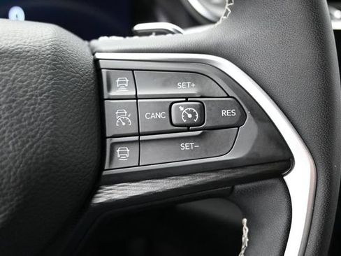 Used 2025 Jeep Grand Cherokee Altitude AWD/4WD image 26
