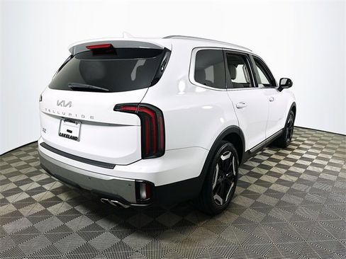 Used 2024 Kia Telluride EX image 3