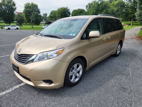 Used 2013 Toyota Sienna LE w/ Towing Pkg FWD image 9