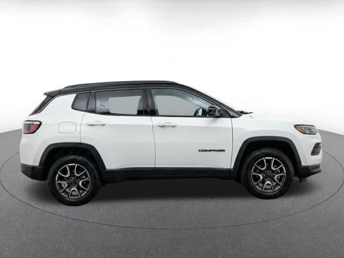 Used 2025 Jeep Compass Trailhawk AWD/4WD image 10