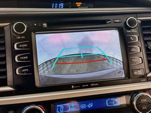 Used 2019 Toyota Highlander XLE w/ Carpet Mat Package (TMS) AWD/4WD image 3