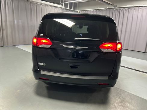 Used 2024 Chrysler Voyager LX image 6