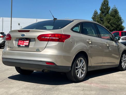 Used 2018 Ford Focus SE FWD image 3