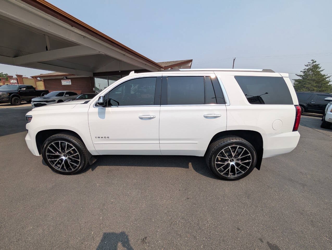 Used 2020 Chevrolet Tahoe Premier w/ Premier 6.2L Value Package AWD/4WD image 4