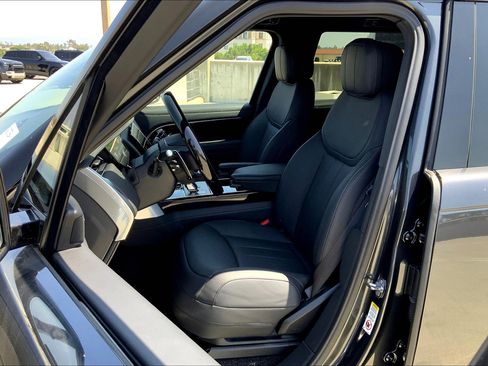 New 2025 Land Rover Range Rover Long Wheelbase SE image 13