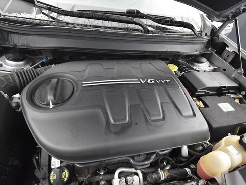 Used 2019 Jeep Cherokee Latitude Plus w/ Cold Weather Group image 16