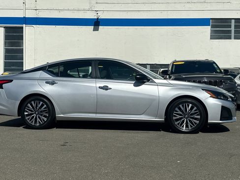 Used 2024 Nissan Altima 2.5 SV FWD image 4