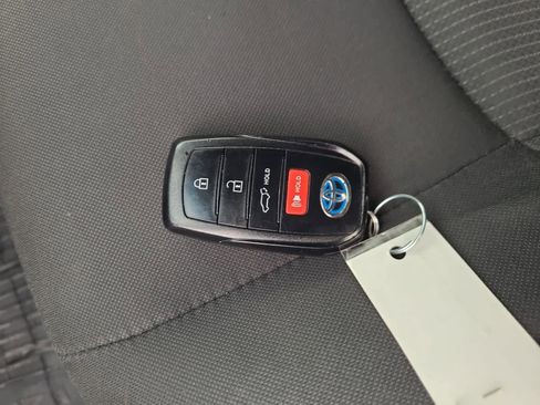 Used 2021 Toyota Venza LE image 28