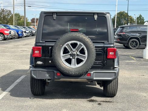 Used 2018 Jeep Wrangler Unlimited Sahara image 5