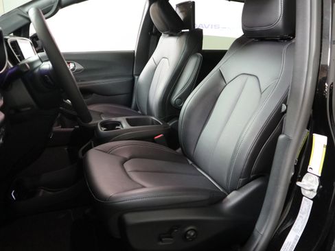 New 2026 Chrysler Pacifica Select image 23