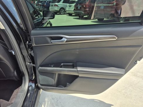 Used 2018 Ford Fusion SE w/ Fusion SE Technology Package FWD image 17