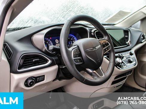 Used 2023 Chrysler Pacifica Touring-L image 33