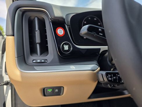 New 2025 Porsche Cayenne image 28