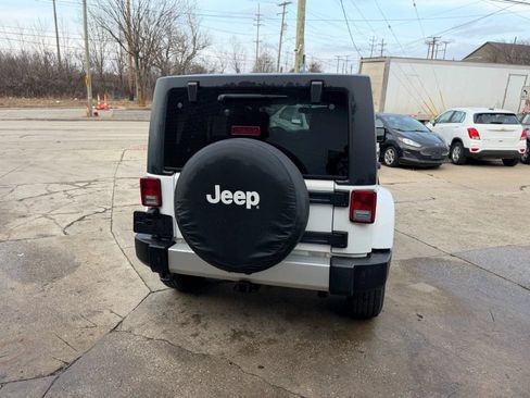 Used 2013 Jeep Wrangler Unlimited Sahara w/ Max Tow Pkg AWD/4WD image 5