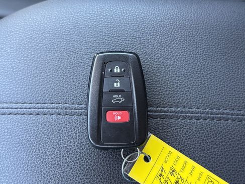Used 2021 Toyota RAV4 Limited AWD/4WD image 31