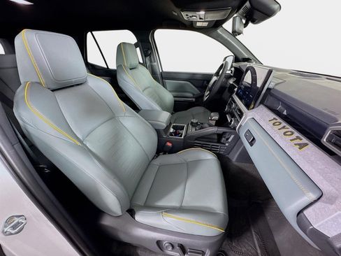 Used 2025 Toyota 4Runner Trailhunter image 30