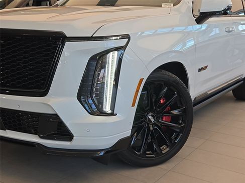 New 2026 Cadillac Escalade V w/ LPO, ONYX Package AWD/4WD image 7
