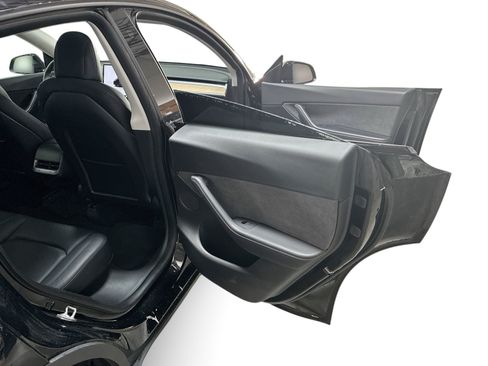 Certified 2022 Tesla Model Y Long Range AWD/4WD image 12