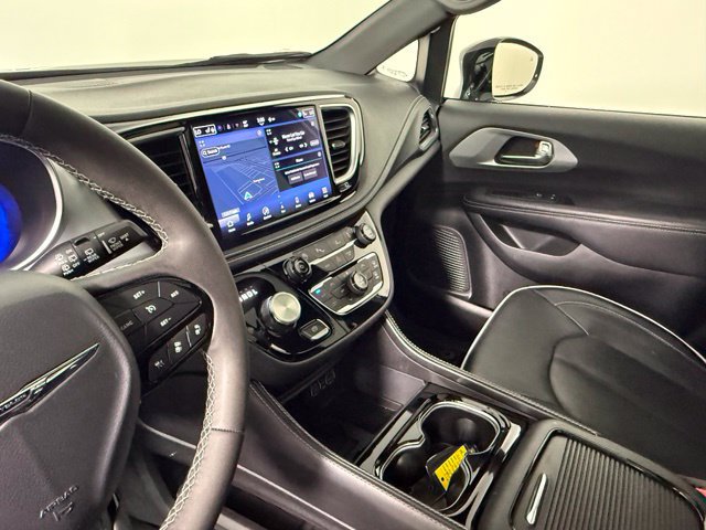 Used 2025 Chrysler Pacifica Limited FWD image 33