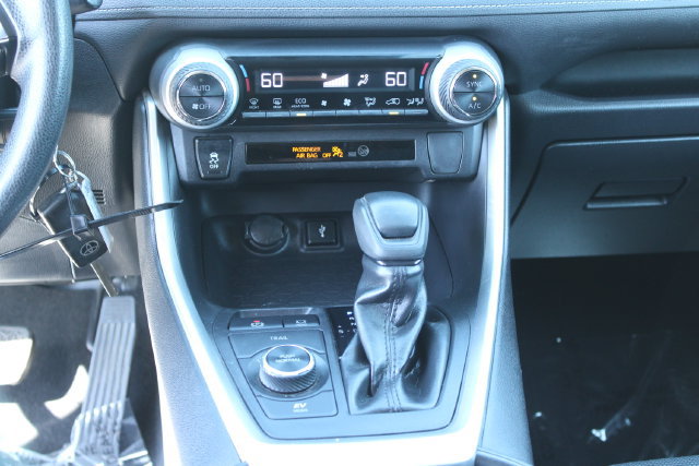 Used 2020 Toyota RAV4 LE w/ Carpet Mat Package AWD/4WD image 17