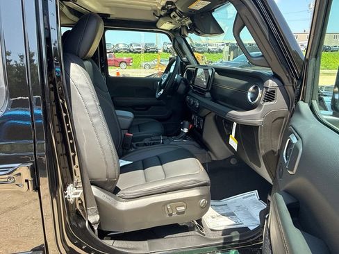 New 2026 Jeep Wrangler Unlimited Sahara AWD/4WD image 25