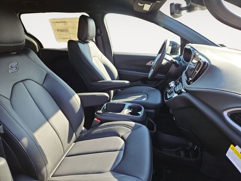 New 2026 Chrysler Pacifica Select w/ S Appearance Package image 15