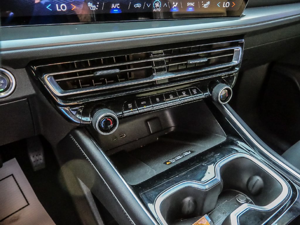 Used 2025 Chevrolet Traverse LT FWD image 34