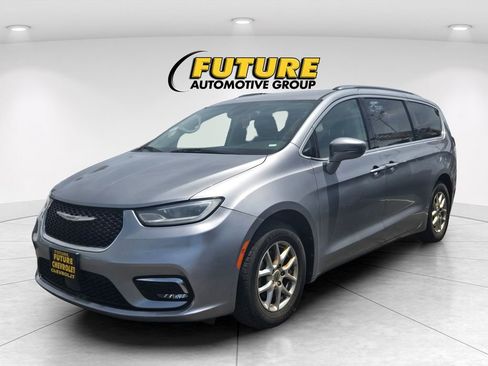 Used 2021 Chrysler Pacifica Touring-L FWD image 3