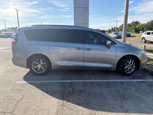 Used 2018 Chrysler Pacifica Limited FWD image 2