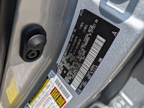 Used 2024 Toyota Highlander LE AWD/4WD image 39